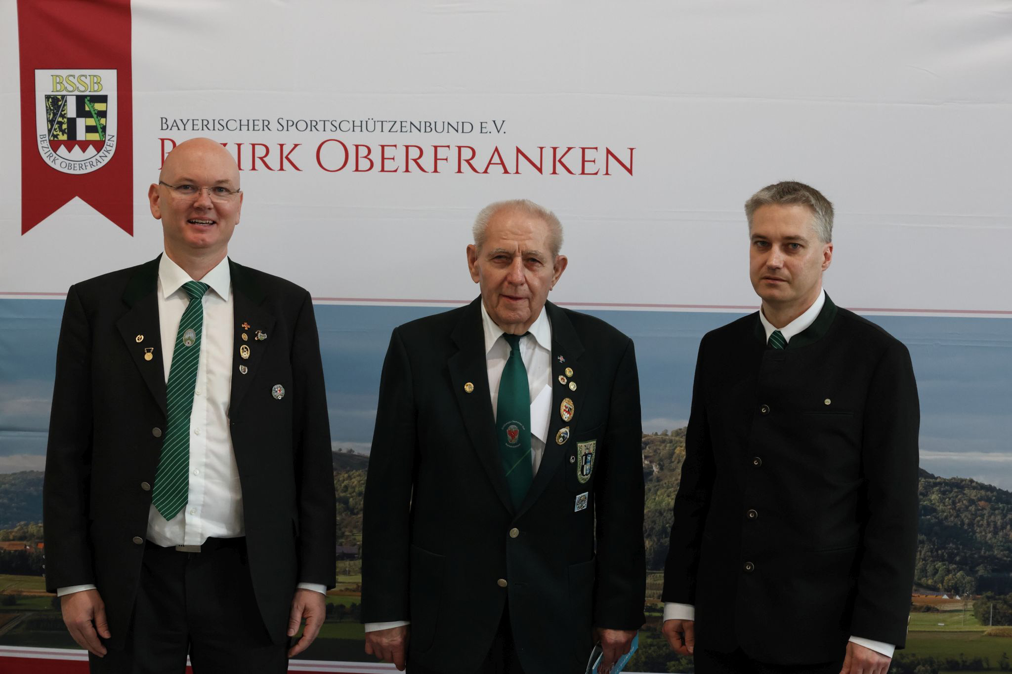Gerhard Neugebauer (Mitte) erhält aus den Händen des Stv. LSM Albert Euba und Stv. LSpL Christian Ley die Sonderehrung für langjährige Kampfrichter.