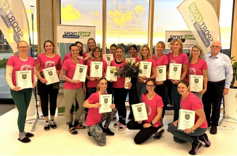 Siegerehrung des Sommerbiathlons im Foyer des SPORTCAMPS in Bischofsgrün für die Damen- Outdoor-Sportgruppe aus Würzburg, SG Randersacker.