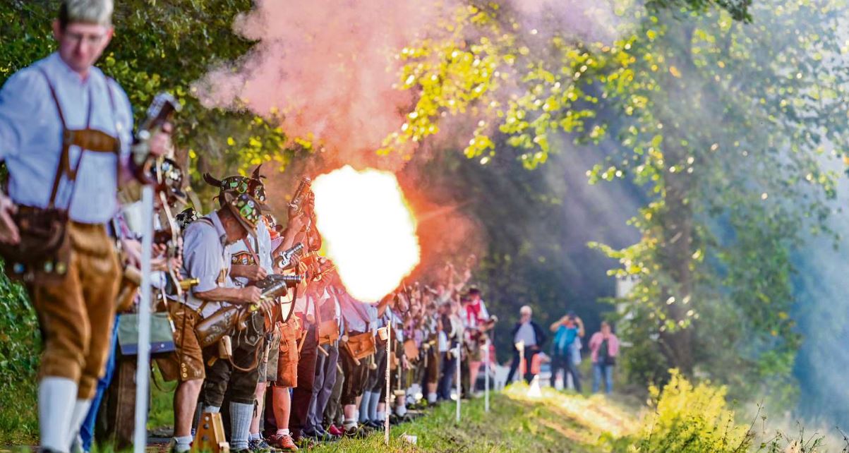 Acht Gruppen aus Oberfranken waren zum Böllertreffen nach Wunsiedel gekommen. Sie gaben Schüsse in verschiedenen Formationen ab.