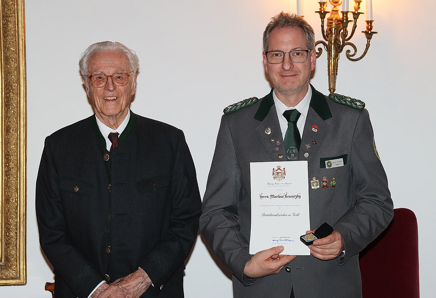 S. K. H. Herzog Franz von Bayern (li.) verleiht das Protektoratsabzeichen in Gold an Stv. Bezirkssportleiter Markus Kranitzky